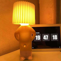 Een kleine verlegen man creatieve lamp