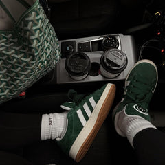 adidas Campus 00s GS Dark Green/Cloud White – close-up van premium suède textuur in Dark Green en subtiele Cloud White contraststrepen