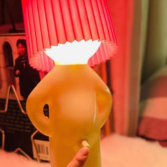 Een kleine verlegen man creatieve lamp