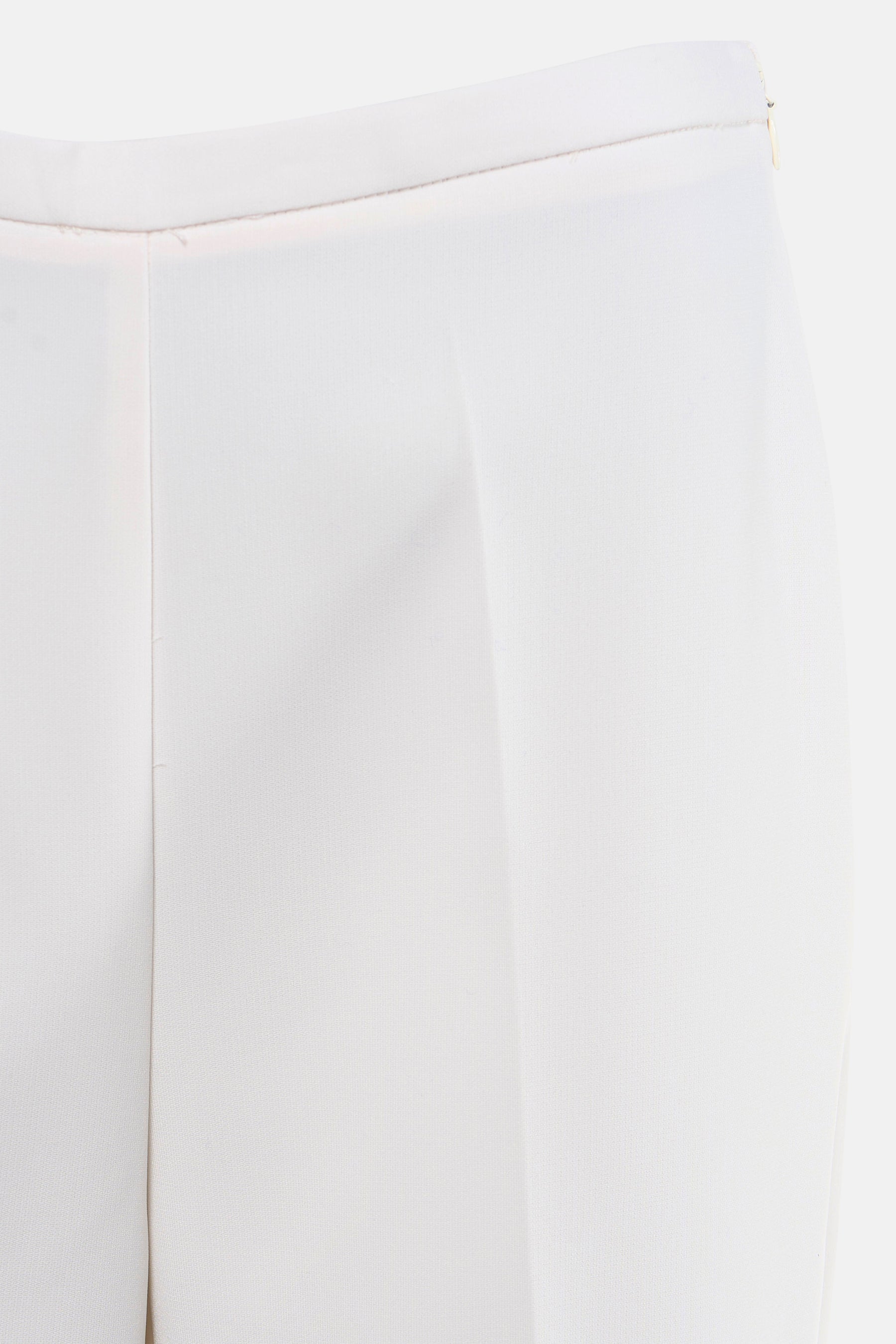 Beige kostuumbroek van MANGO, met een gladde textuur en een elegante plooi aan de voorzijde.
