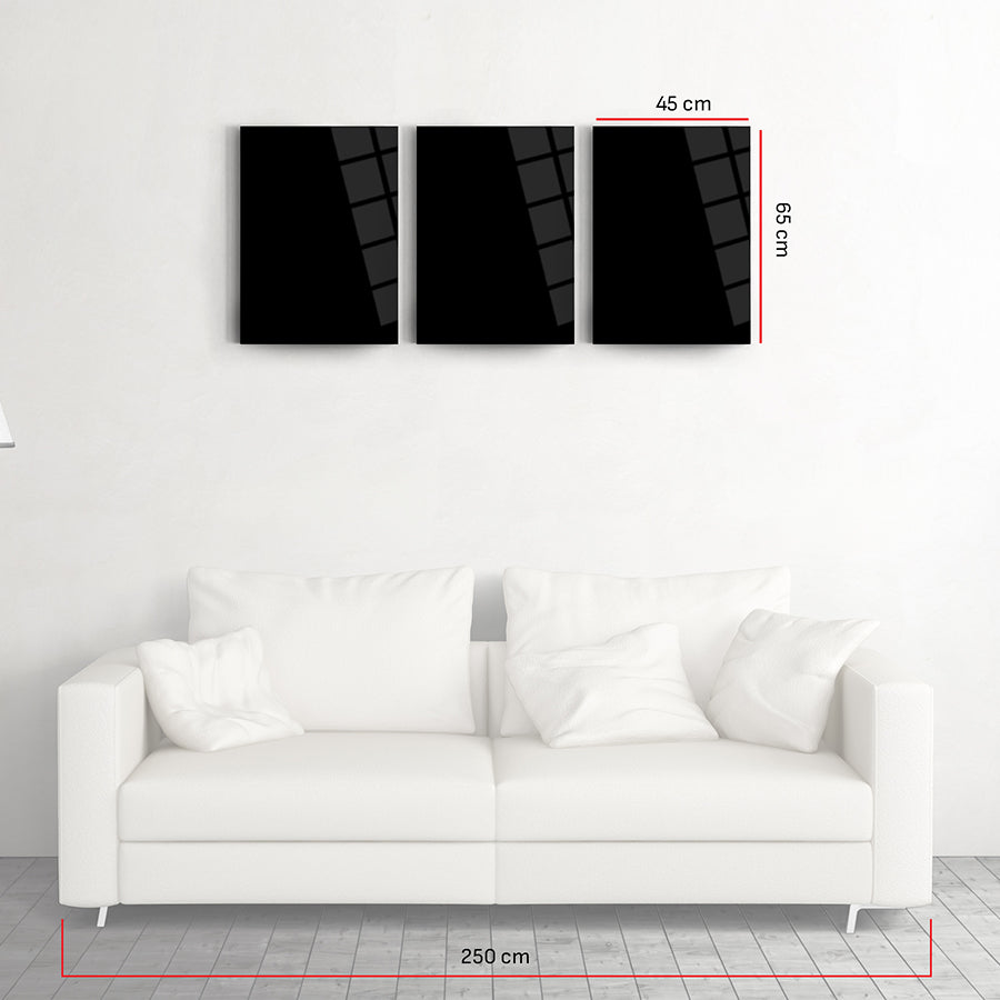 Geometrik Desen-5 3'lü set cam tablo duvarda, modern beyaz kanepe ile birlikte gösteriliyor.
