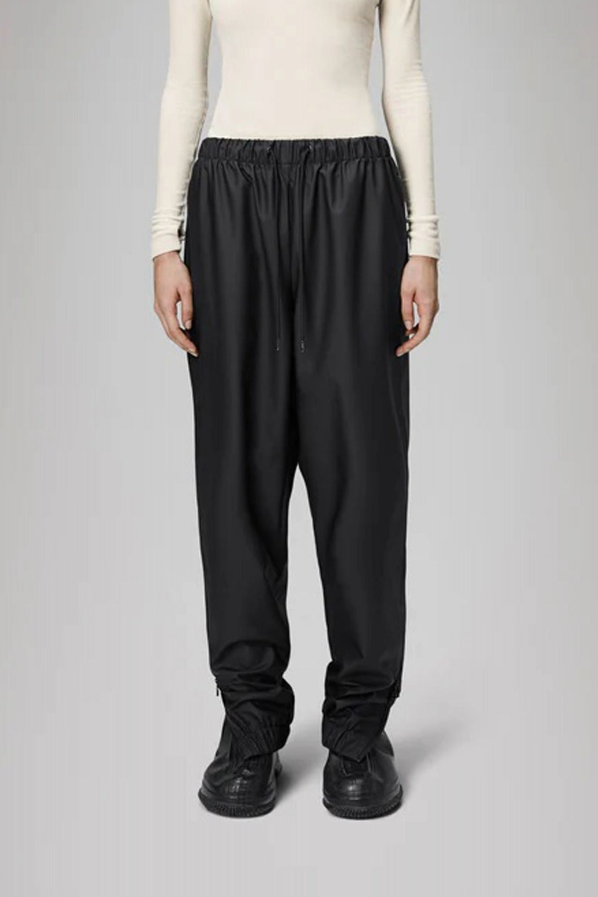 RAINS RAIN PANTS REGULAR W3 en color NEGRO (1)