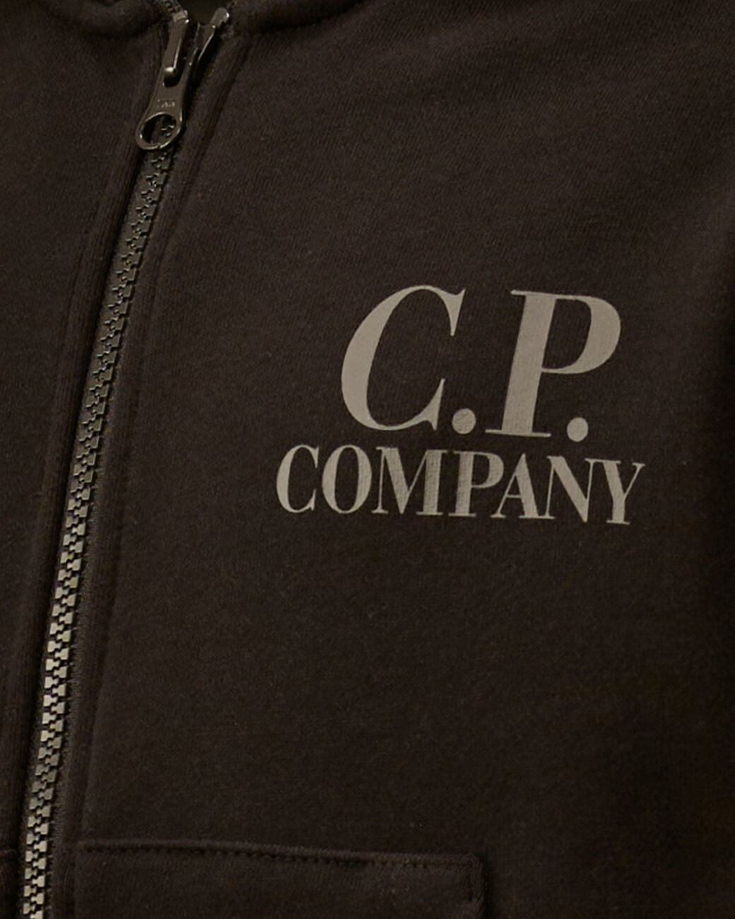 C.P. COMPANY Felpa Aperta Nera con Cappuccio con Occhiali - Junior & Co.it