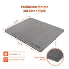 Infografik vom FENNEK Backstahl zeigt die Produktmerkmale auf einen Blick: Maße 38 x 33 cm, 8 mm dicker und lebensmittelechter Stahl und ca. 7,9 kg.