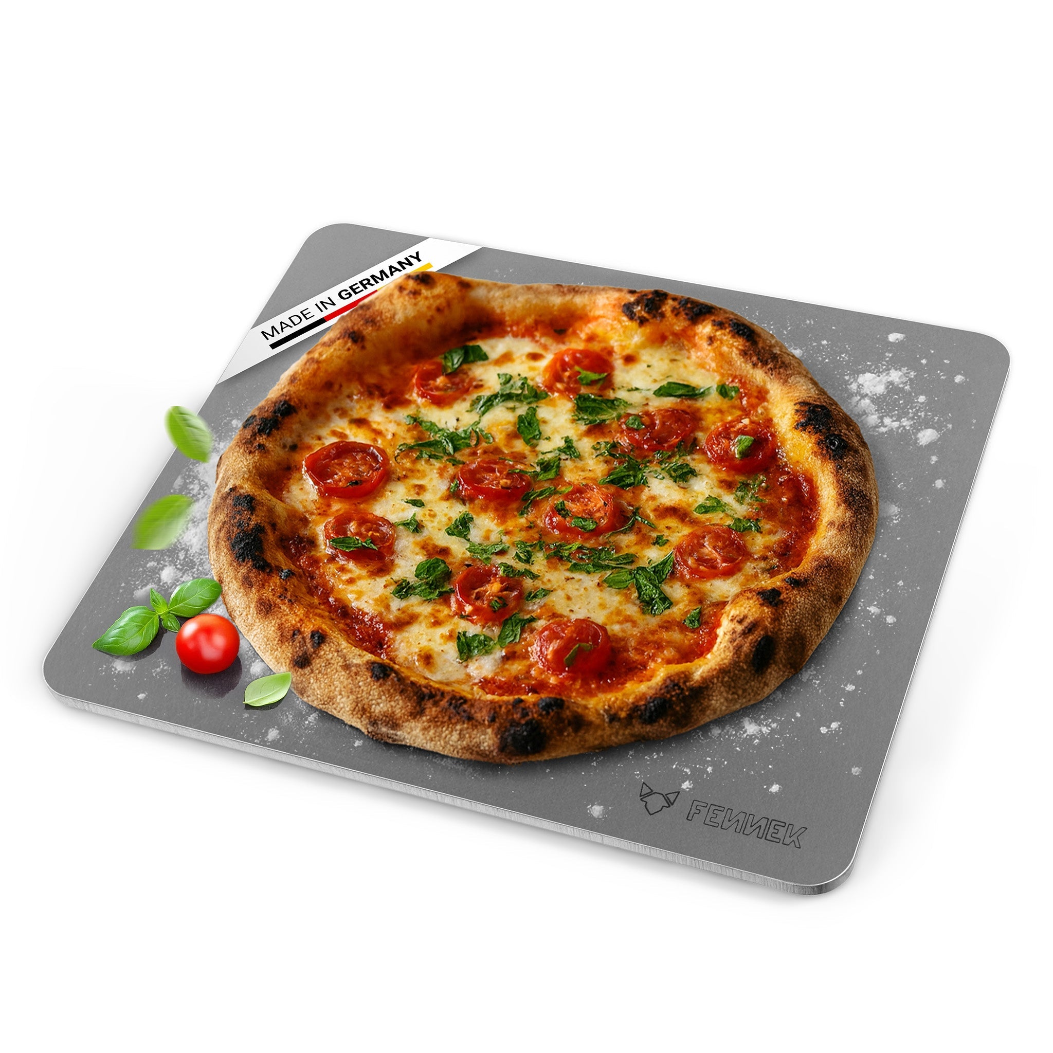 Titelbild vom FENNEK Backstahl mit den Abmessungen 38 x 33 cm (L x B). Zu sehen ist eine Pizza Margherita, die auf dem Backstahl gebacken wurde. Oben links an der Ecke des Backstahls verdeutlicht eine Banderole, dass der FENNEK Backstahl Made in Germany ist. 