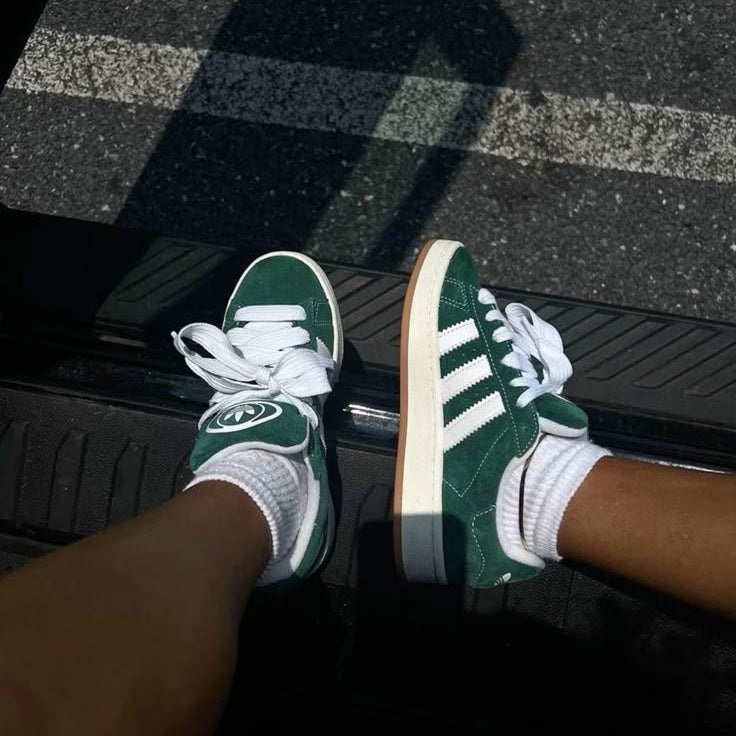 adidas Campus 00s GS Dark Green/Cloud White – Grade School pasvorm gestyled met skinny jeans en crew socks voor frisse kids streetwear