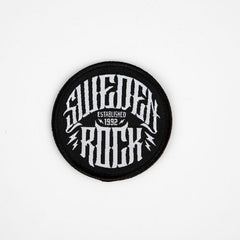 Svart rund patch med vit Sweden Rock logga och blixtar samt text Established 1992.