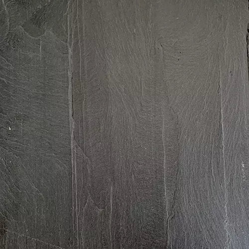 So sieht die trockene Oberfläche von Negra Schieferplatten aus