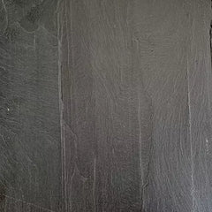 So sieht die trockene Oberfläche von Negra Schieferplatten aus