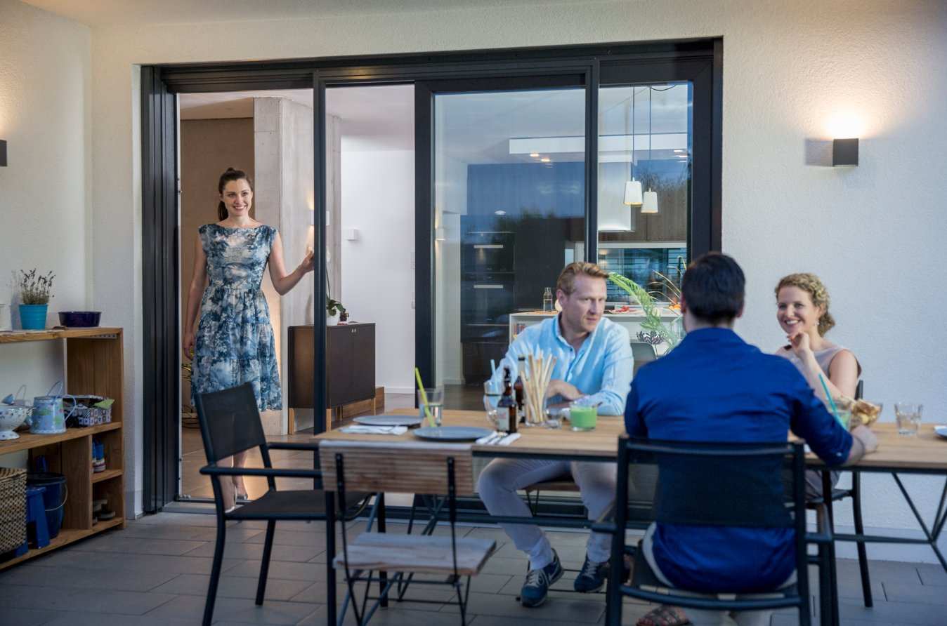 Insektenschutz Schiebetüre mit umlaufend gleichem Einbaurahmen ST3/11 auf Terrasse.